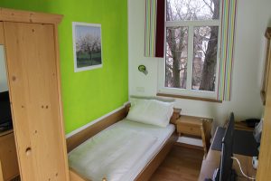 Pension Bad Windsheim, Gashof Zum goldenen Hirschen, Zimmer Apfel, Einzelzimmer, Bett